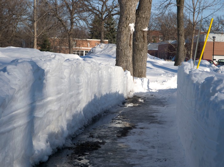 FEMA_-_40252_-_Path_cut_through_a_snow_bank_in_Fargo,_North_Dakota